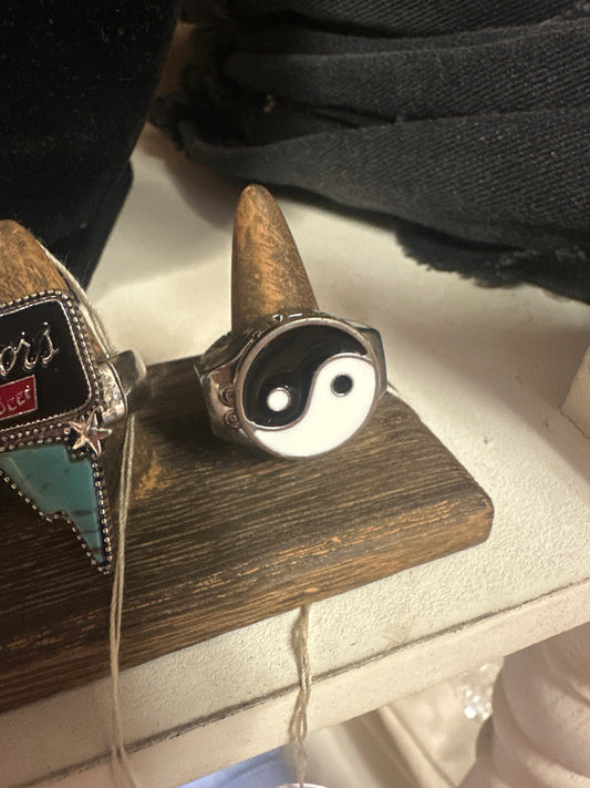 Ying yang clock ring