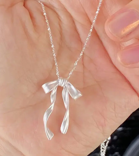 Bow necklace