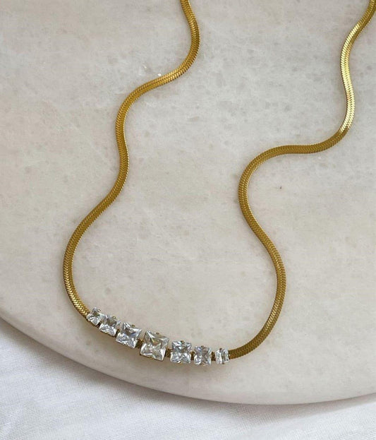 A stream of diamonds necklace